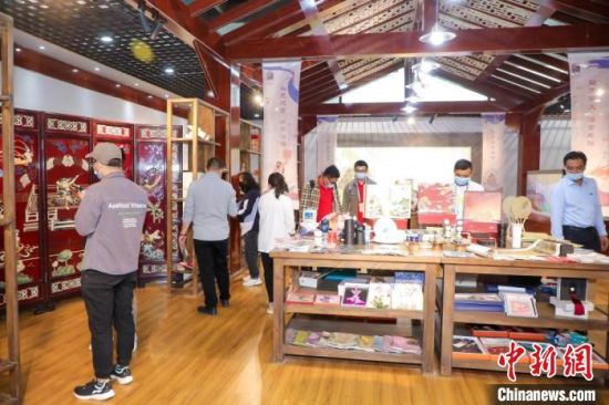 圖為甘肅“一會(huì)一節(jié)”期間，位于敦煌的天水市展館中，民眾觀賞文創(chuàng)產(chǎn)品?！「拭C省文化和旅游廳供圖