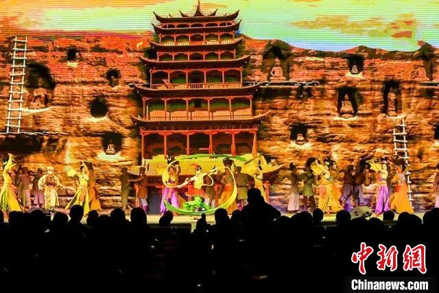開幕式文藝展示“相約敦煌”，通過數(shù)字技術(shù)將莫高窟“搬到”演出現(xiàn)場。　甘肅省文化和旅游廳供圖