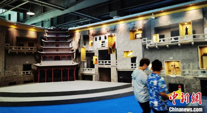 該展覽還借助科技手段，復(fù)原“藏經(jīng)洞”場(chǎng)景，將莫高窟“搬進(jìn)”展廳。　丁思 攝