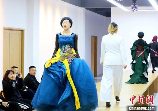 東鄉(xiāng)繡娘在T臺走秀。　高展 攝
