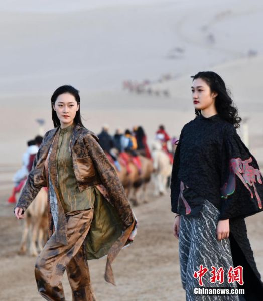 圖為敦煌服裝秀展示。 殷春永 攝