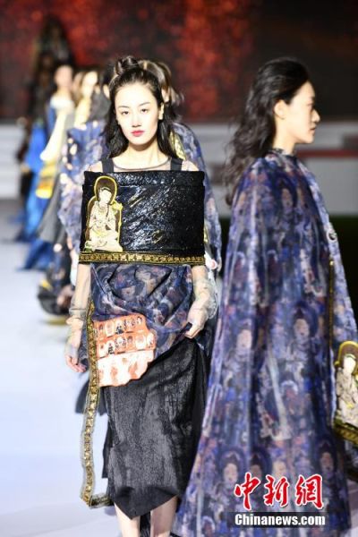 圖為敦煌服裝秀展示。 殷春永 攝