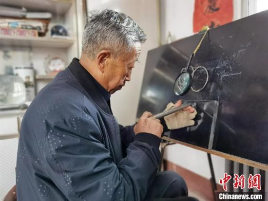 圖為陶世清在創(chuàng)作中?！钅?攝