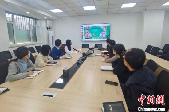 圖為甘肅教育出版社《寫給青少年的敦煌故事》叢書項(xiàng)目組，探討圖書封面設(shè)計(jì)。　閆姣 攝