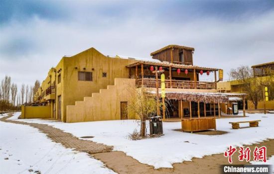 雪落敦煌月牙泉小鎮(zhèn)。　王斌銀 攝