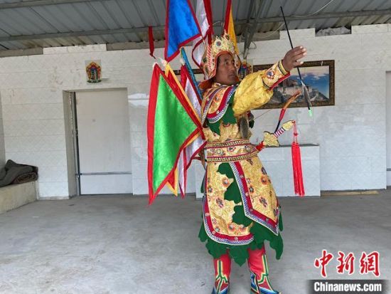 圖為完代才讓在外木村戲臺出演。　宋子昕 攝