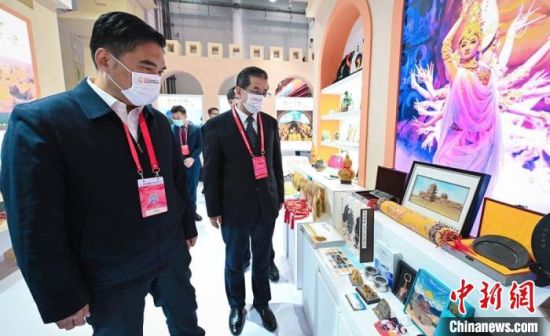 圖為甘肅省副省長孫雪濤(左)與甘肅省文化和旅游廳廳長陳衛(wèi)中(右)一同參觀“甘肅館”?！「拭C省文化和旅游廳供圖