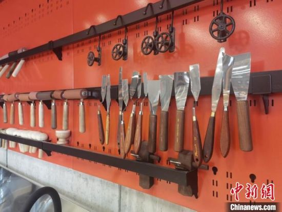 圖為徐晉林制作雕版敦煌壁畫所用工具?！￠Z姣 攝
