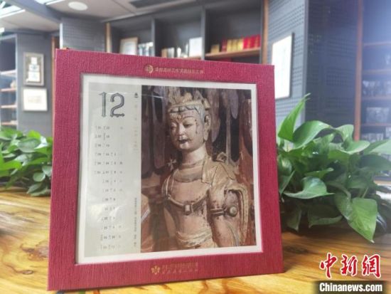 圖為徐晉林制作的敦煌題材的手工書《走進(jìn)沙漠敦煌——莫高窟與藏書票藝術(shù)》，深受讀者喜愛?！￠Z姣 攝