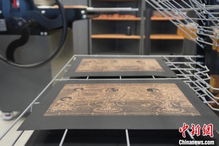 圖為徐晉林工作室制作的雕版敦煌壁畫印刷成品展示?！【琶赖┰?　攝