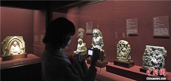 2018年8月，《平山郁夫的絲路世界——平山郁夫絲綢之路美術(shù)館文物展》在甘肅敦煌莫高窟開展。中新社記者 楊艷敏 攝