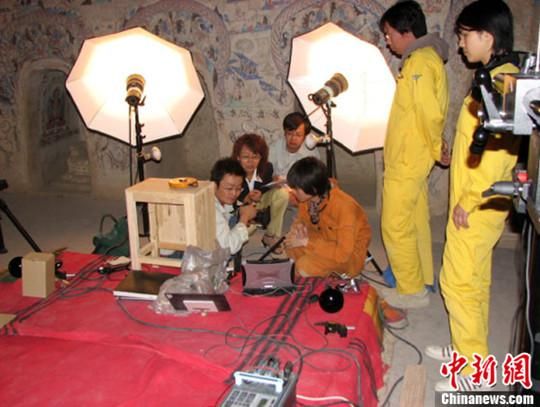 敦煌研究院與日本東京文化財(cái)研究所合作進(jìn)行第285窟多光譜無損調(diào)查工作現(xiàn)場(chǎng)。中新社發(fā) 婁婕 供圖