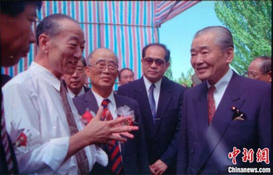 1994年8月，時(shí)任日本首相竹下登(右一)與時(shí)任敦煌研究院院長(zhǎng)段文杰在莫高窟親切交談。中新社發(fā) 婁婕 供圖