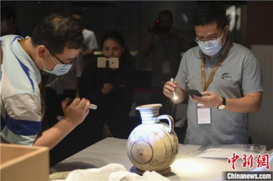 2020年6月，在長(zhǎng)沙博物館舉行“從地中海到中國：絲路寶藏——平山郁夫絲綢之路美術(shù)館藏文物展”前，專家開箱鑒定文物。中新社記者 楊華峰 攝