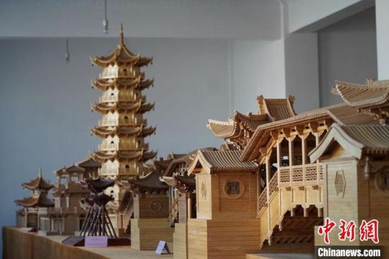 圖為古建筑模型制作技藝傳習(xí)所展廳內(nèi)的微縮古建筑作品。　九美旦增 　攝