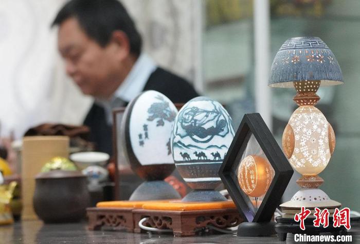 圖為吳義澤完成的蛋雕作品?！【琶赖ぴ?攝