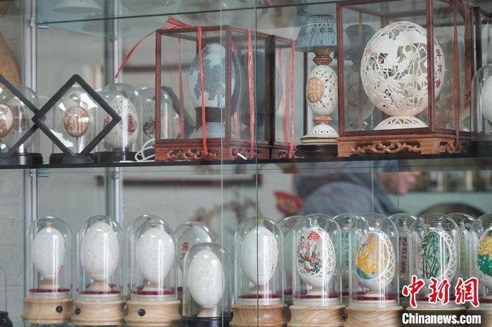 圖為吳義澤收藏柜內(nèi)的蛋雕作品?！【琶赖ぴ?攝