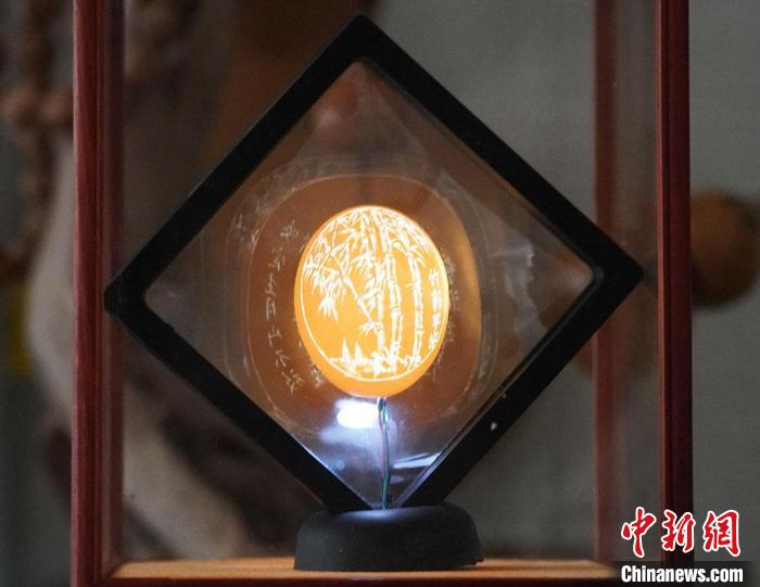 圖為吳義澤新包裝給蛋雕呈現(xiàn)立體感?！【琶赖ぴ?攝