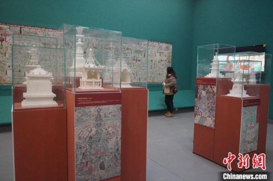 圖為觀眾欣賞數(shù)字復(fù)制壁畫(huà)。　九美旦增 攝