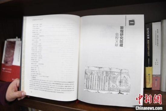 《甘肅藏敦煌遺書(shū)研究文獻(xiàn)引得》編纂耗時(shí)8年，收錄研究文獻(xiàn)數(shù)據(jù)總計(jì)17000條，時(shí)間跨越110年。　楊艷敏 攝