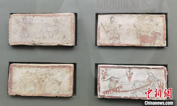 圖為嘉峪關長城博物館館藏文物魏晉墓彩繪畫像磚中豐富多彩的古代農牧業(yè)生產活動。(資料圖) 丁思 攝