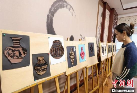 圖為學(xué)生用衍紙材料制作的彩陶紋飾。　劉玉桃 攝