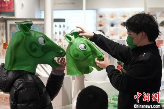 圖為“神馬來了”銅奔馬頭套。　九美旦增 攝