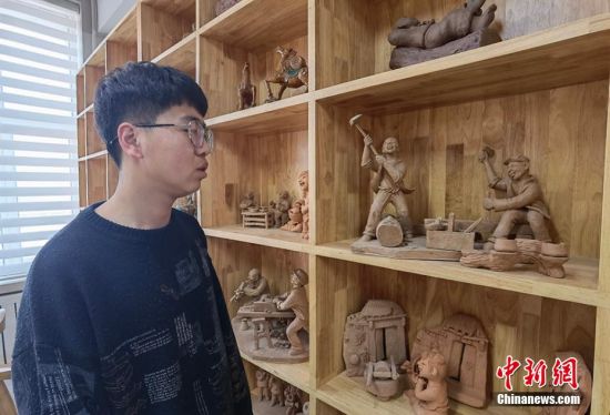 圖為學(xué)生介紹作品。 劉玉桃 攝