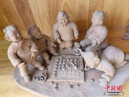 圖為泥塑作品展現(xiàn)下棋場景。 劉玉桃 攝