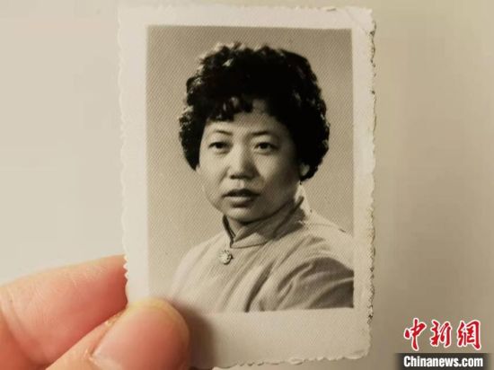 圖為20世紀80年代，蘭州照相館拍攝的人物肖像照，如今仍然有很多人選擇拍攝這樣的照片留作紀念。　王牧雨 攝