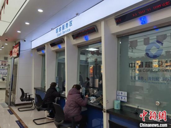 圖為蘭州市民在銀行兌換新鈔。　徐雪 攝