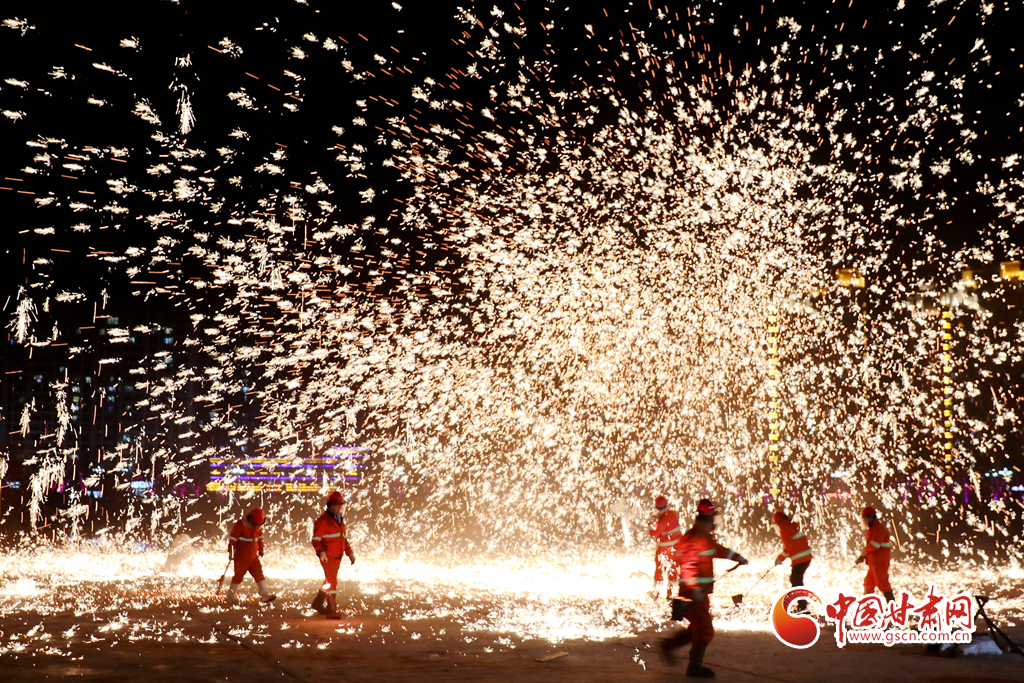 【隴拍客】炫彩奪目！非遺絕技永靖王氏“打鐵花”綻放夜空引關(guān)注