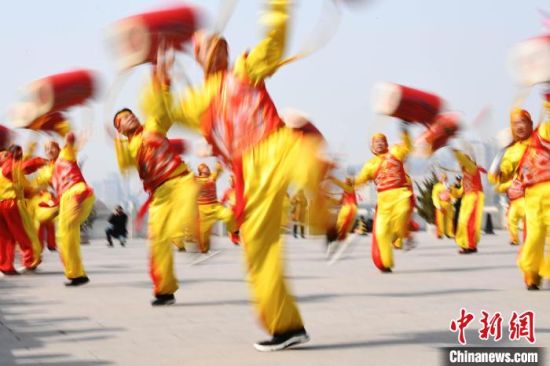 2019年2月19日，演員在黃河岸邊的蘭州水車博覽園內(nèi)進(jìn)行太平鼓表演，歡慶元宵佳節(jié)。(資料圖) 　楊艷敏 攝