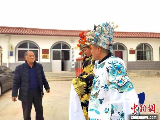 圖為69歲的“苦水高高蹺”國家級傳承人巨海全(左一)，叮囑徒弟們高高蹺練習(xí)技巧要領(lǐng)?！￠Z姣 攝