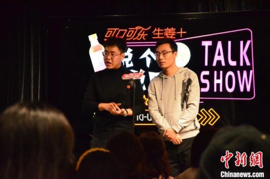 圖為脫口秀演員搭檔表演。　楊娜 攝