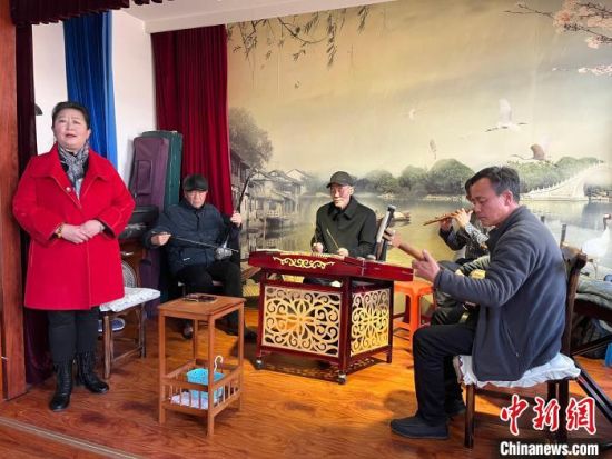 圖為蘭州鼓子表演者王常玉登臺演唱，她是這項入列國家級非物質(zhì)文化遺產(chǎn)的曲藝表演者中，為數(shù)不多的女演員?！堨下?攝