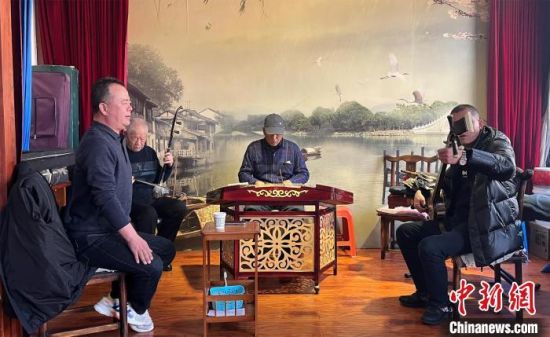 圖為蘭州鼓子愛好者在傳習(xí)所內(nèi)互相搭檔上臺演出?！堨下?攝