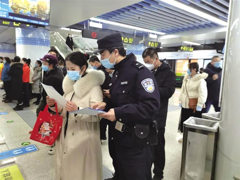 講解詐騙套路 普及“斷卡”常識 蘭州城關(guān)公安分局、交通治安分局聯(lián)合反詐宣傳進(jìn)地鐵