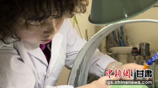 夜光杯制作學(xué)徒謝小琴坦言，雖工作枯燥，但是能夠掌握國家級非遺技藝是很自豪的。王牧雨 攝