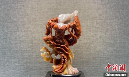 圖為翩然起舞的飛天玉雕。　高瑩 攝