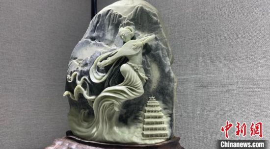 圖為李學(xué)平的玉雕作品?！「攥?攝