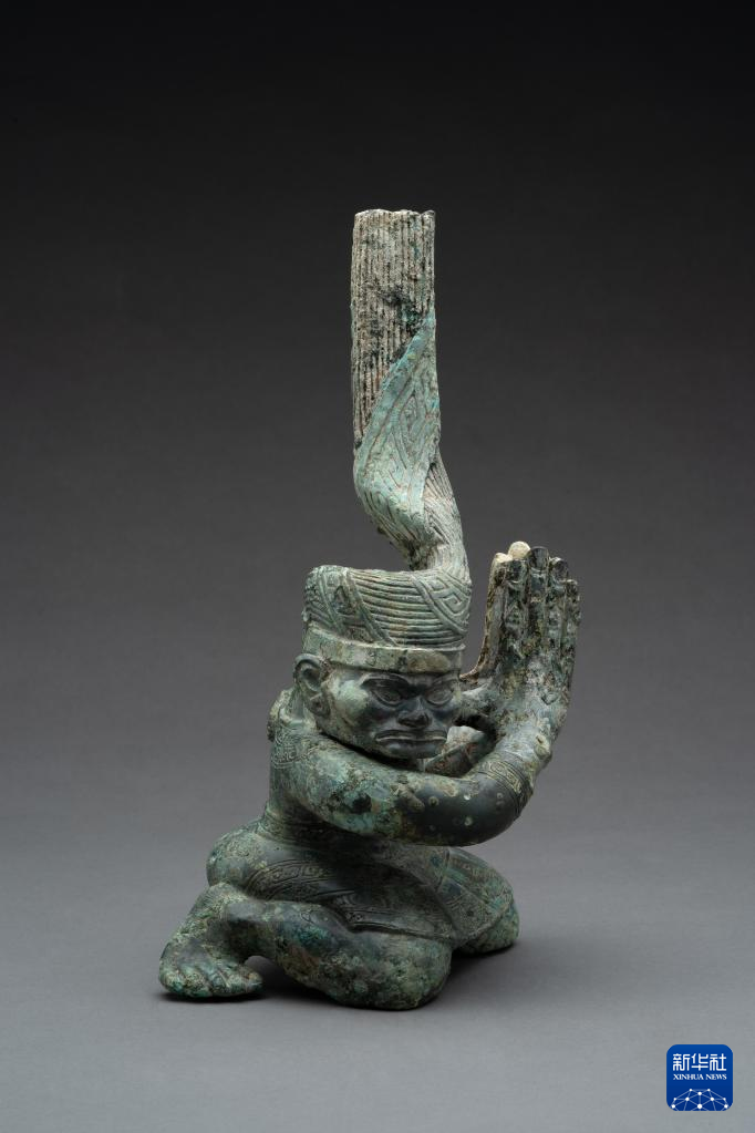 四川廣漢市三星堆商代遺址四號坑出土扭頭跪坐銅人像（資料圖）。
