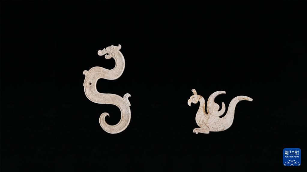 江西樟樹市國字山戰(zhàn)國墓葬出土玉龍、玉鳳（資料圖）。