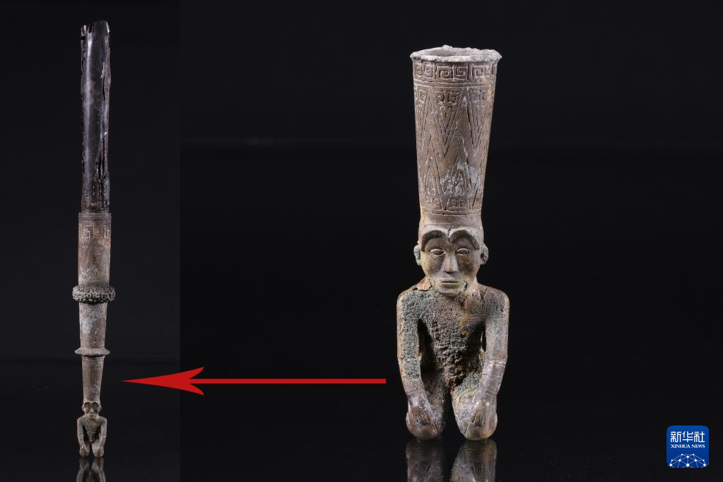 江西樟樹市國字山戰(zhàn)國墓葬出土銅跽坐人鐓（資料圖）。