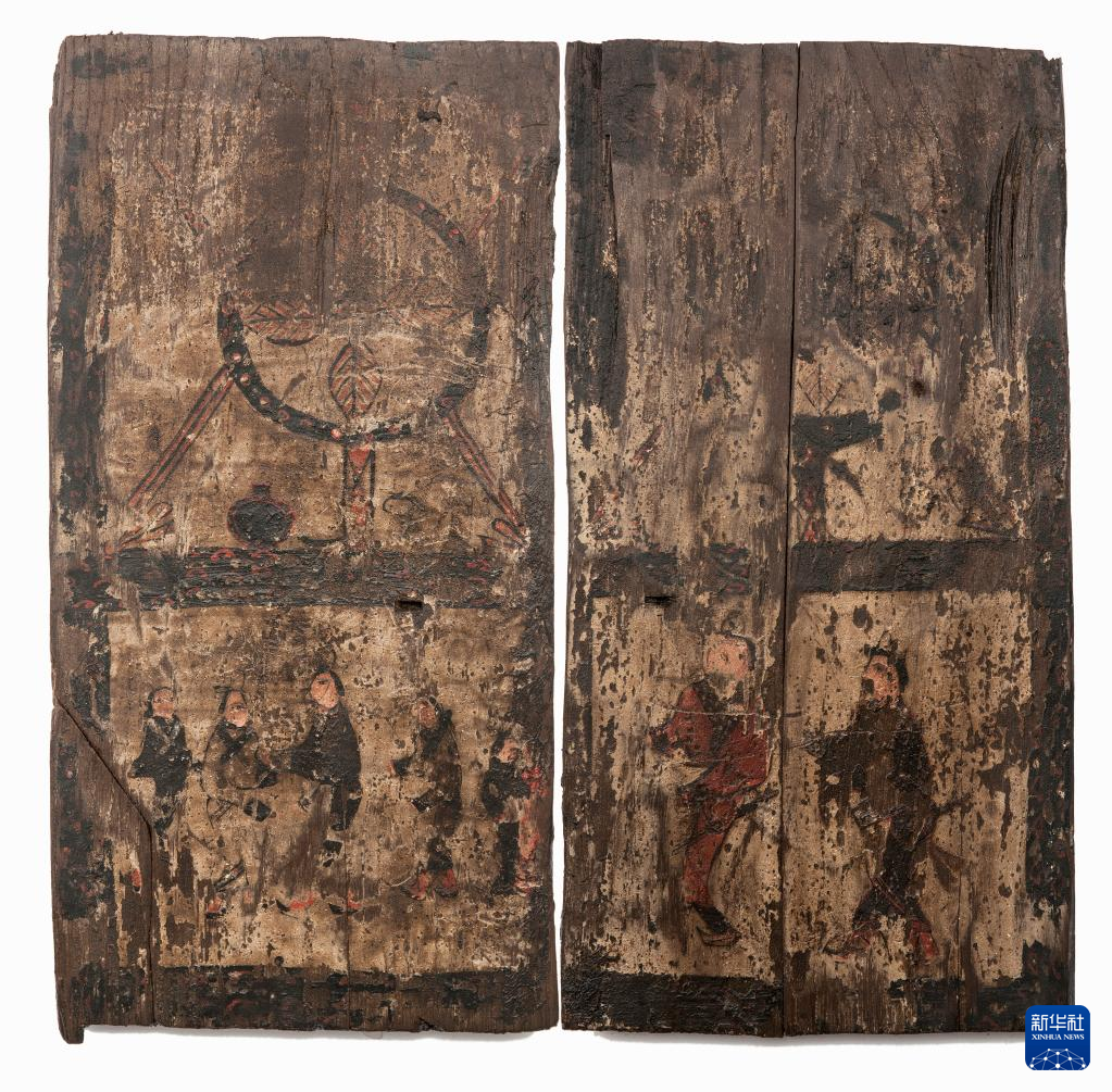 湖北云夢縣鄭家湖戰(zhàn)國秦漢墓地的一處板門繪畫（資料圖）。