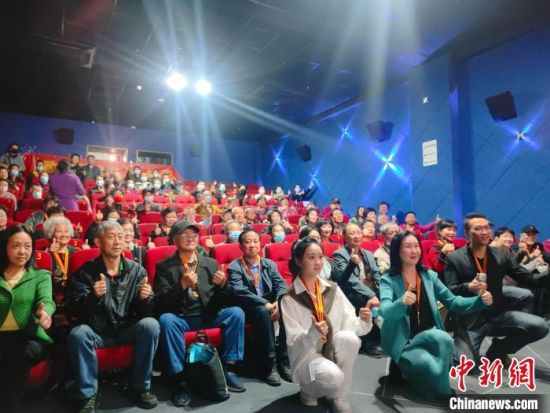 《浴血誓言》主創(chuàng)團(tuán)隊(duì)與到場(chǎng)的紅軍后代合影?！￡愡x斌 攝