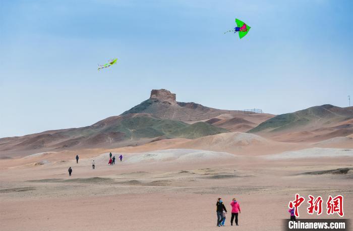 圖為市民正在陽關(guān)景區(qū)放風(fēng)箏?！⊥醣筱y 攝