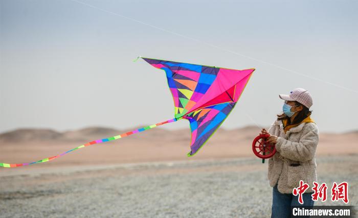 圖為市民正在陽關(guān)景區(qū)放風(fēng)箏?！⊥醣筱y 攝