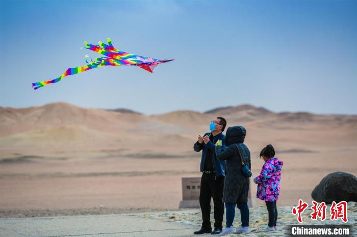 圖為市民正在陽關(guān)景區(qū)放風(fēng)箏?！⊥醣筱y 攝