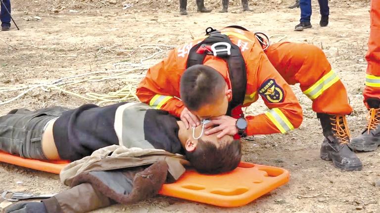 天水：消防員人工呼吸救回中毒農(nóng)民工 我們?yōu)槟泓c(diǎn)贊！